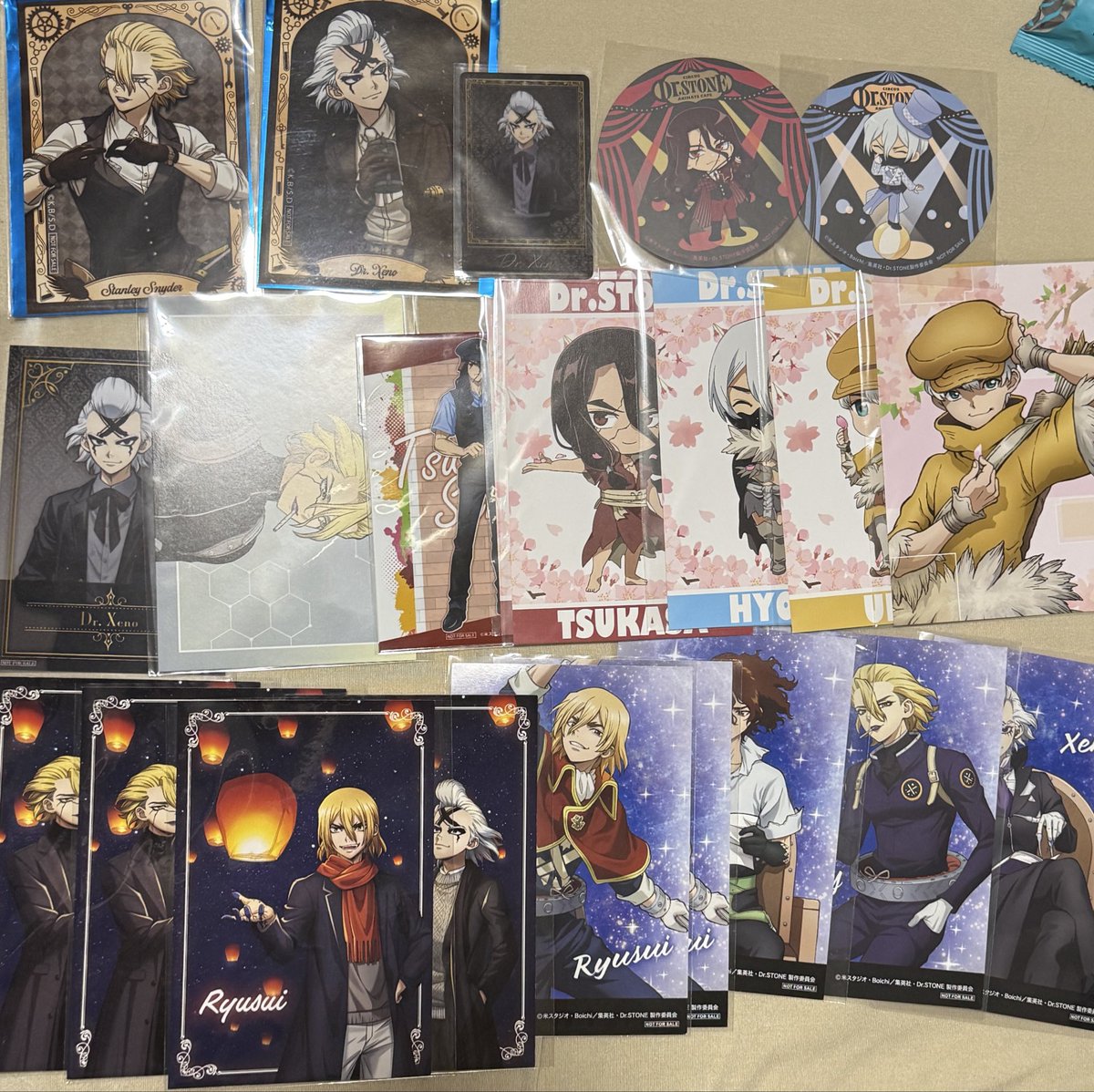 akuno_daimaou's tweet photo. 【交換】Dr.STONEドクターストーン AMO CAFEアモカフェ ドクスト

ポストカード コースター
チケット風ステッカー他

譲・画像1,2 龍水 司 羽京 ゼノ スタンリー他
画像外ランチョンマット司

求・画像3 千空

本日しばらくカフェ現地または池袋手渡し可能、異種も多いですがお気軽にお声かけください https://t.co/eSdQEeaOwQ