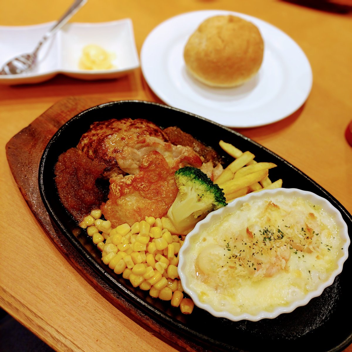 abikasisu's tweet photo. 今日のランチ　ステーキ宮『ハンバーグ＆チキングリル＆ミニ海老グラタン』今日は寒かったからグラタンに🥄 https://t.co/IJe9c68yKM