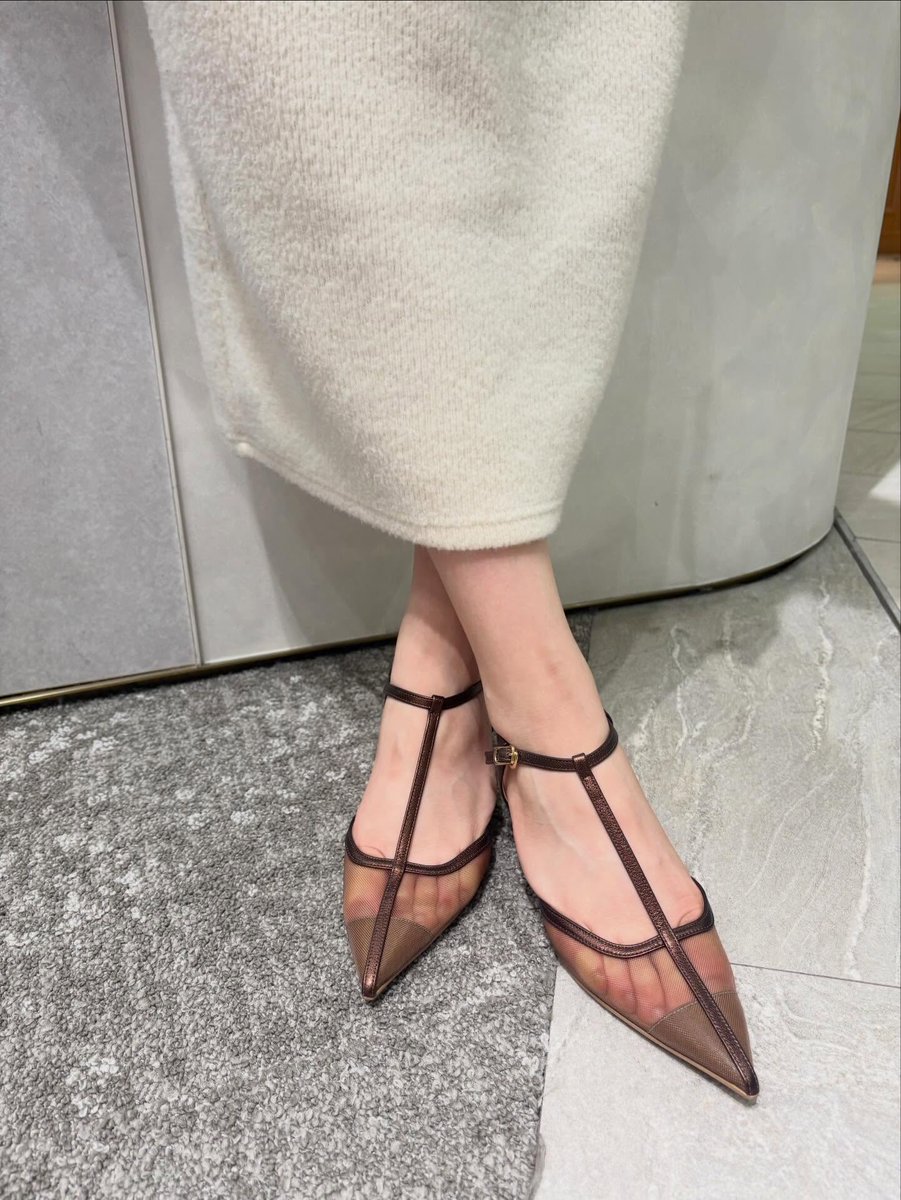 AlefdjP's tweet photo. 春先の��もとに、透け感チュール×Tストラップのパンプスを。ヌーディーなデザインが旬を演出し、ポインテッドトゥはロングボトムスとも好相性です。ぜひ店頭でお試しください。 
U35254／17, 600円（税込） https://t.co/P4kR3AU1uH