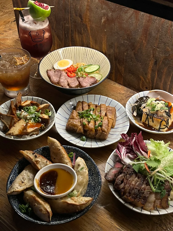 kkdnb7's tweet photo. 滿滿一桌臺式料理太治愈，鹵肉、煎餃、冷豆腐樣樣在線。主食配菜搭配齊全，再配上特調飲品，煙火氣十足。適合朋友小聚，一邊吃飯一邊小酌，體驗臺式風味的快樂。

#臺式bistro #臺式美食探店 https://t.co/3jAWhUmhKY
