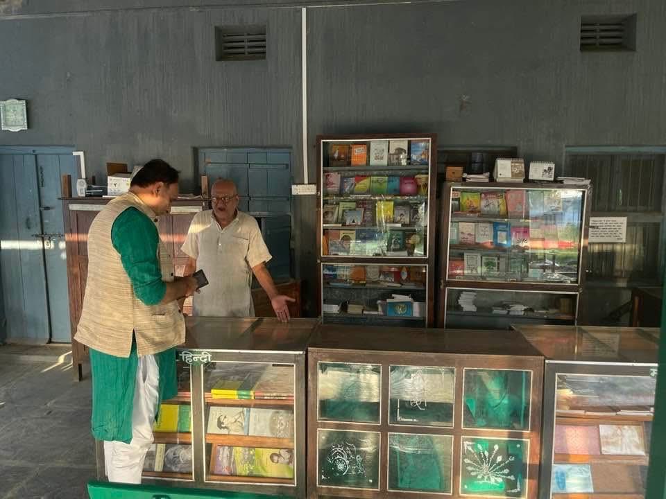 RakeshSinha01's tweet photo. 44 लाख हेक्टेयर जमीन  लोगों ने भूमिहीनों में बाँटने केलिए दान किया । यह दुनिया के इतिहास में अनोखी जमीन दान की घटना है । यह था आचार्य विनोबा जी का भूदान यज्ञ ।पवनार (वर्धा) में उनका आश्रम है और अब उनके 20 के करीब शिष्य बच्चे हुए हैं । उनके सहायक बाल विजय जी 101 और अनन्य सहयोग श्रीगौतम बजाज जी 91, ऊषा दीदी , गंगा दीदी सब 94 से अधिक आयु के हैं ।विषमता को विनोबा जी ने जन चेतना से जोड़ दिया था उसी का परिणाम भूदान की सफलता थी । उनकी जयंती पर नमन ।
(फाइल फोटो)