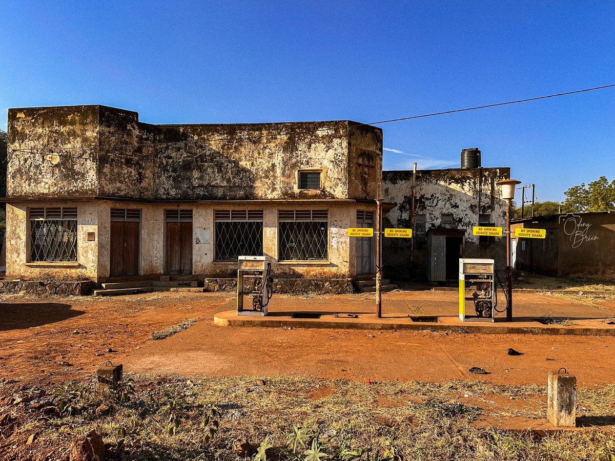 bryanodong's tweet photo. The famous shell Moroto from the 1940’s currently permanently closed. https://t.co/WeaiAVQrql