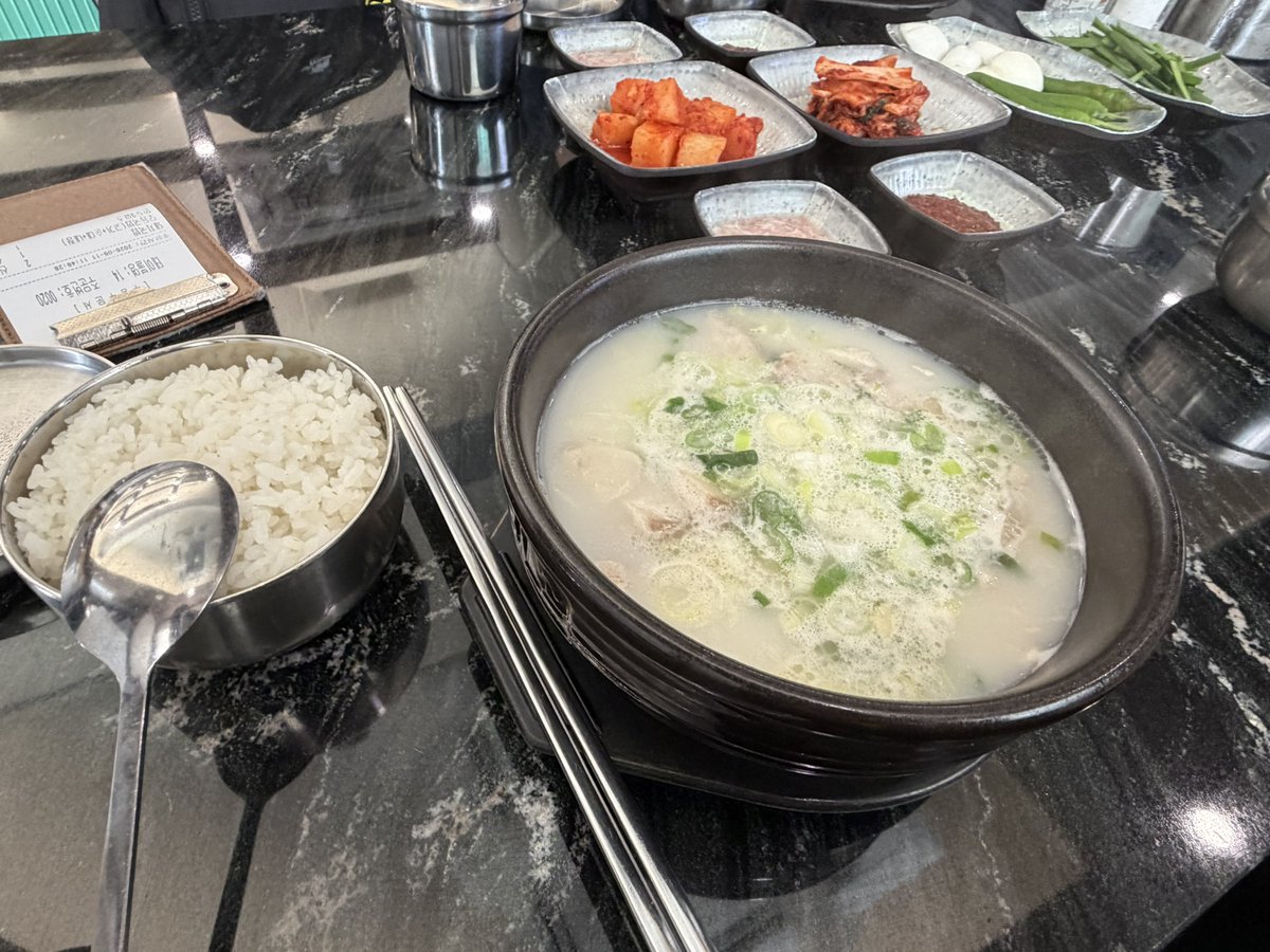 Hirodai_Medphys's tweet photo. AOCMP最終日です！
この後教員1名の���表があります！
現地で人気のクッパも食べて準備万端です💪

It’s the final day of AOCMP! 🇰🇷
An associate professor from our lab will be giving a presentation later today!

We’re all fueled up and ready to go after enjoying gukbap!💪 https://t.co/u9tUGDOS3r