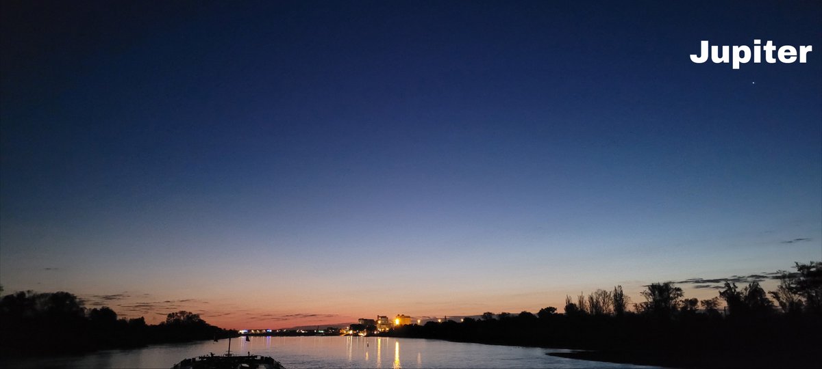 johan_klos's tweet photo. Goedemorgen mooie #zonnestralen bij #zonsopkomst bij #nierstein en een #dageraad #weerfoto @WetterOnline #binnenvaart https://t.co/wcf4nOZHD4
