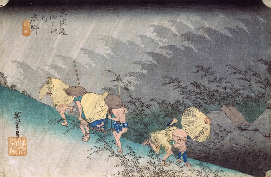 horomusume's tweet photo. 江戸時代の旅にも、
突然の夕立はやってきた。

「白雨」。

急に降り出す夕立のことで、
広重の《庄野 白雨》には、
激しい雨の中を駆ける人々が描かれている。

駕籠を担いで坂を上る人。
傘を差して下る旅人。
急ぐ農夫。

宿まであとどれくらいだったのか。
雨宿りできる場所はあったのか。

それは分からない。

ただ、昔の一日にも、
予定にはなかった雨が降り、
予定にはなかった急ぎ足があった。

────────────
歌川広重《東海道五拾三次之内 庄野 白雨》／東京富士美術館蔵

激しい斜めの雨が降る急坂を、駕籠を担いだ人々が駆け上がっている。
反対側では傘を差した旅人と農夫が坂を急��で下っている。
────────────
