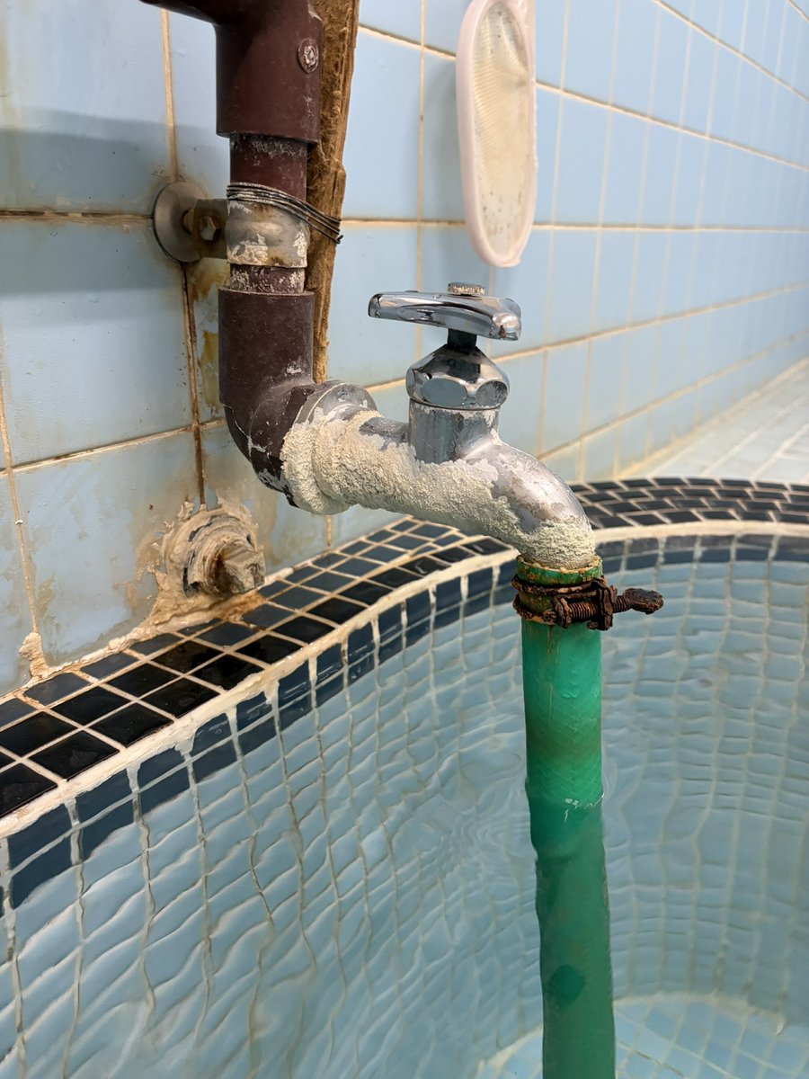 NASU3090's tweet photo. 熱海　山田湯に立ち寄り

アツアツの源泉が蛇口のホースから投入されていて、湯量や温度は自分で調整するスタイル。
お湯はさっぱりしていて気持ちよかった！
富士山のタイル絵も可愛い😆 https://t.co/QOtl2MAMMm