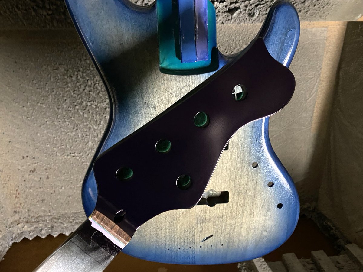 shima_kin4cho_p's tweet photo. 【商品情報】
Freedom Custom Guitar Researchより当店オーダー分の工程画像が到着しました(∩´∀`)∩
「Anthra-5st」ボディ材は工房にお邪魔して選定させていただき、こだわりのカラーでオーダーさせていただきました!
到着は10月中旬ごろを予定しております。
お問い合わせは担当:田中まで!!! https://t.co/2sHg76zP8j