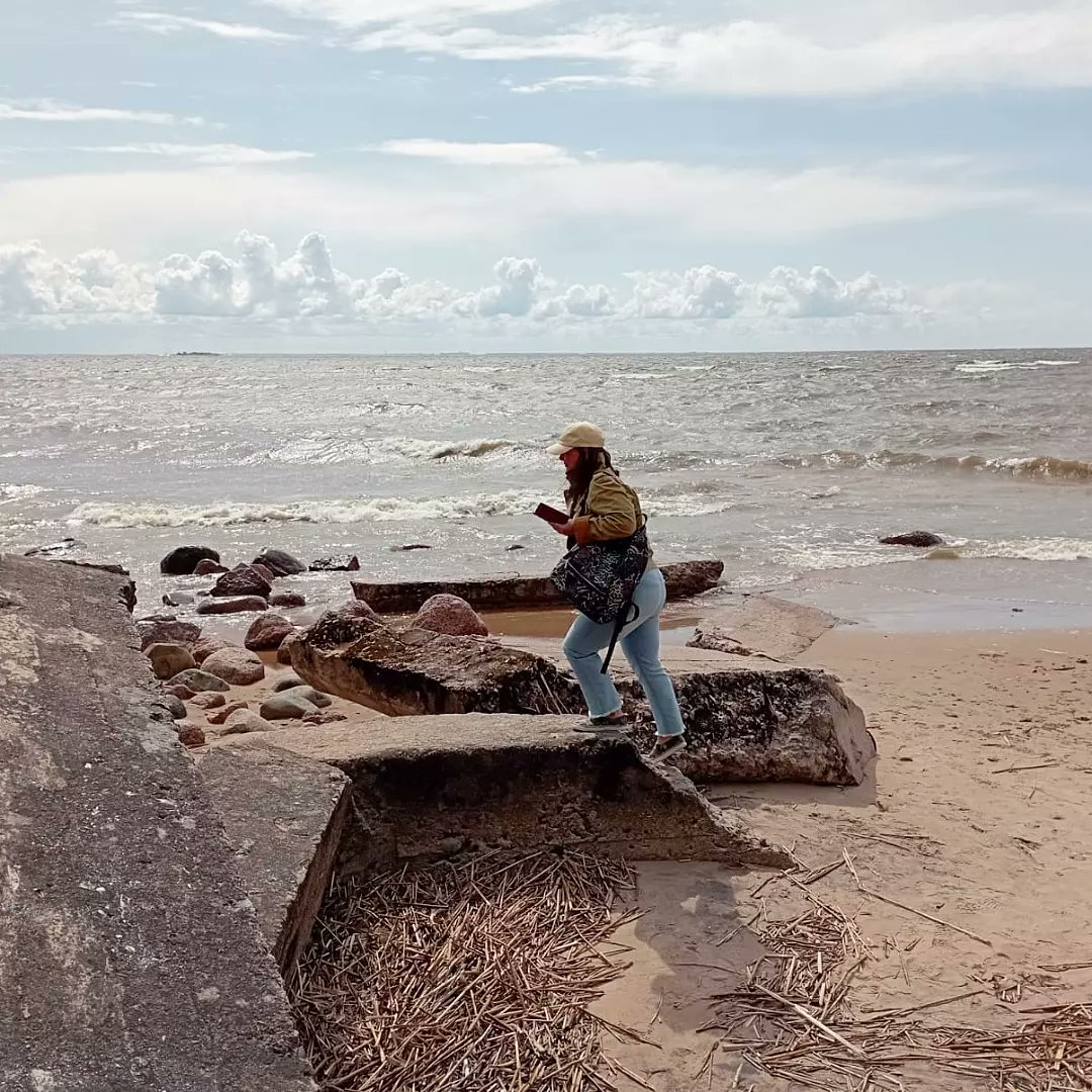 AM_Darkness's tweet photo. The girl and the sea. https://t.co/APq3Dz4H1L