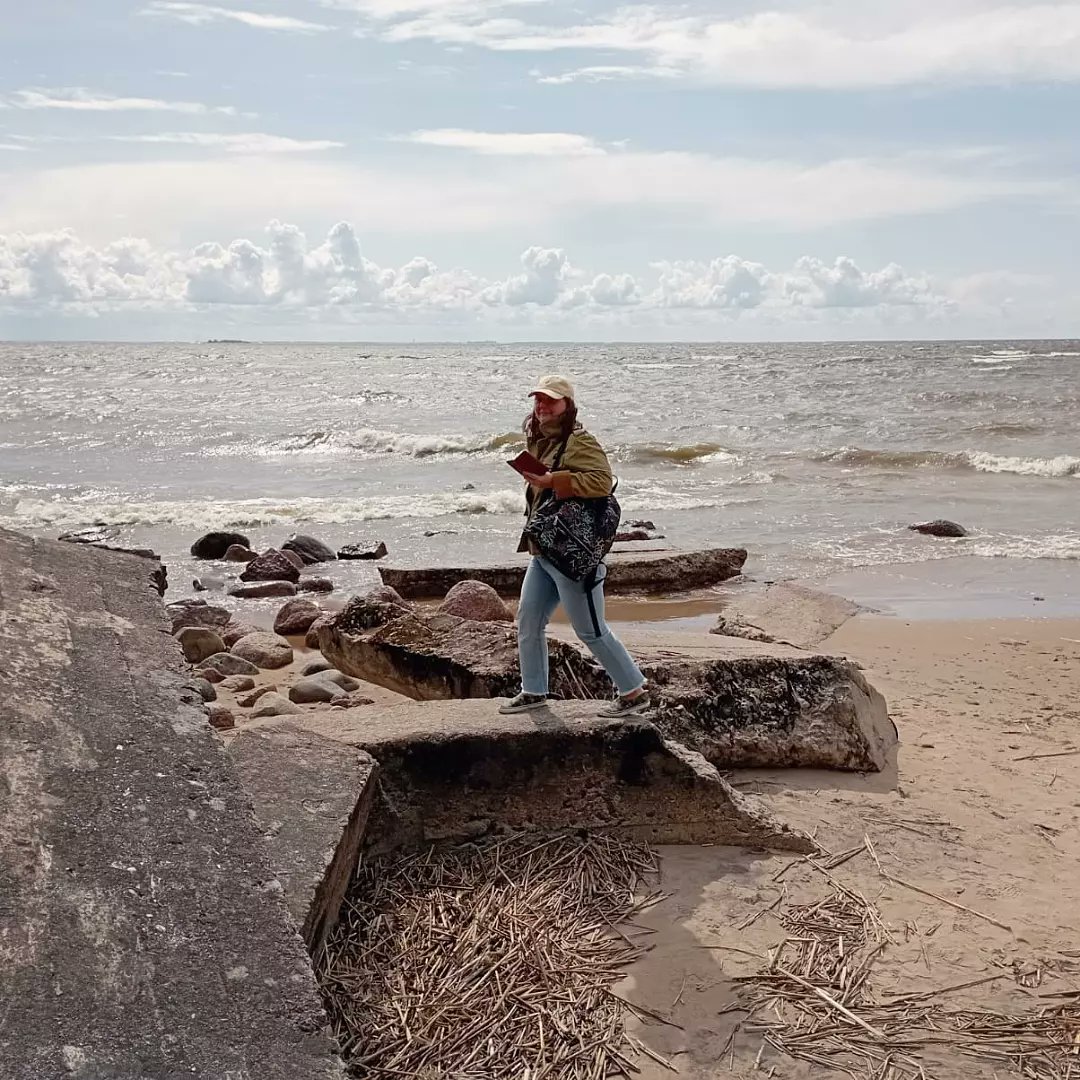 AM_Darkness's tweet photo. The girl and the sea. https://t.co/APq3Dz4H1L