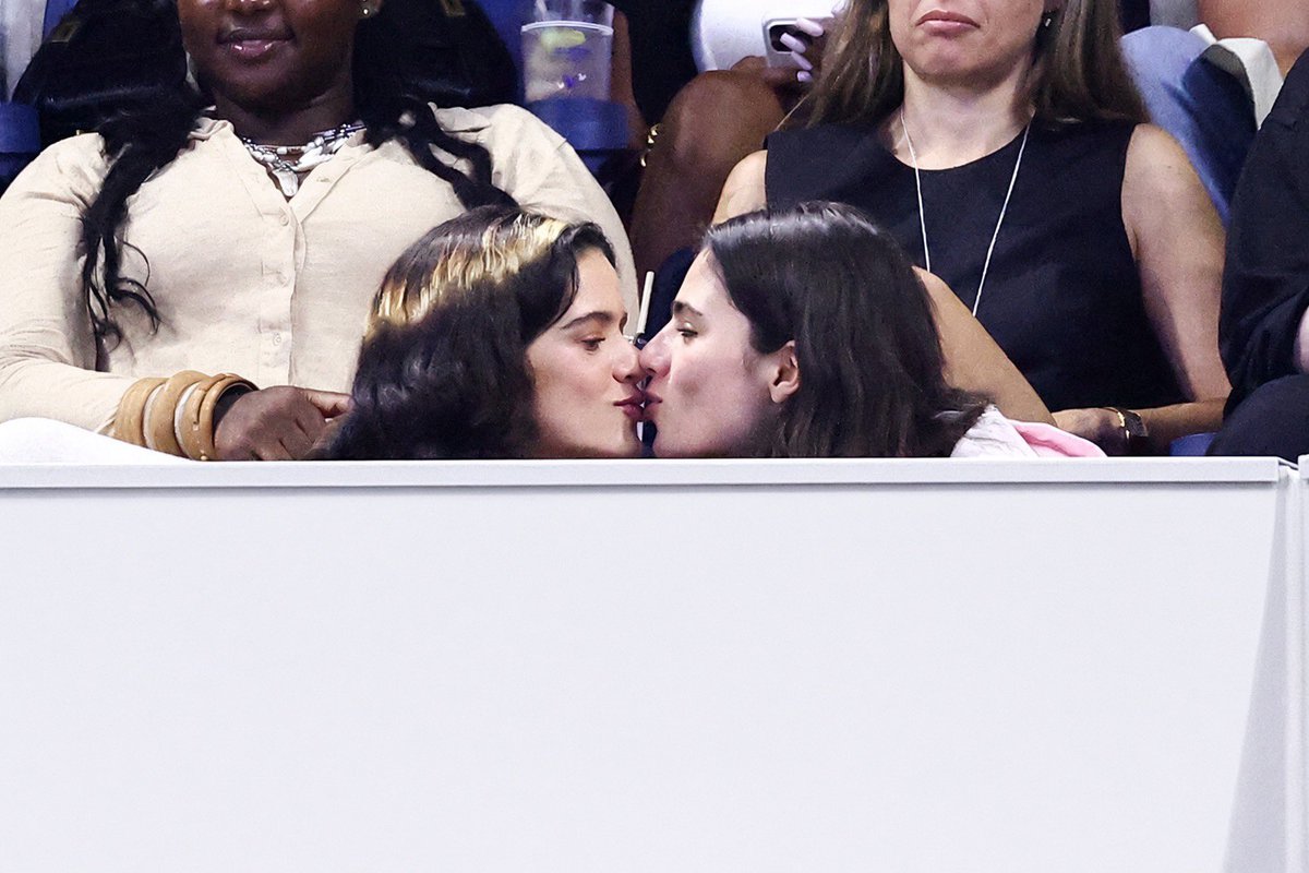 rosaliaposting's tweet photo. Rosalía se da su primer beso en público con su novia Loli Bahia en el US Open de Nueva York https://t.co/pUSAK4Cpqi
