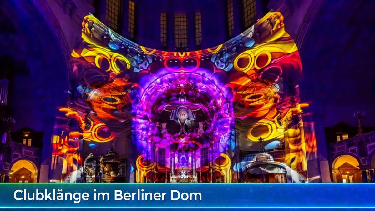 EventsPresse's tweet photo. Clubkultur trifft Berliner Dom.
Vom 13. bis 17. Oktober verbinden zehn Konzerte elektronische Musik mit 3D-Videokunst. 🎧✨
Westbam, Anja Schneider, Alle Farben und weitere Acts sind angekündigt.

Warum jetzt? Die dritte Ausgabe zeigt, wie Berlin elektronische Musik aus dem Club in einen sakralen, bestuhlten Raum überträgt.

Reizvoll ist weniger der Starfaktor als die Frage, ob Musik, Projektion und Architektur wirklich miteinander arbeiten. ⛪
#Lichtkunst #BerlinEvents #FestivalOfLights #Berlin

Foto: © Festival of Lights