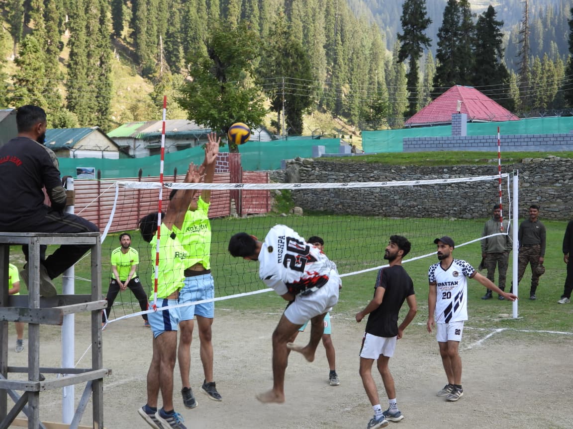 kupwarasentinel's tweet photo. Machhal Mela 2026 – Boys’ Volleyball Semifinals 🏐🏆
#IndianArmy
#MachhalMela2026
#Volleyball
#SportsForYouth
#MachilValley
#Kupwara 🇮🇳 https://t.co/xcO9LMHDd5