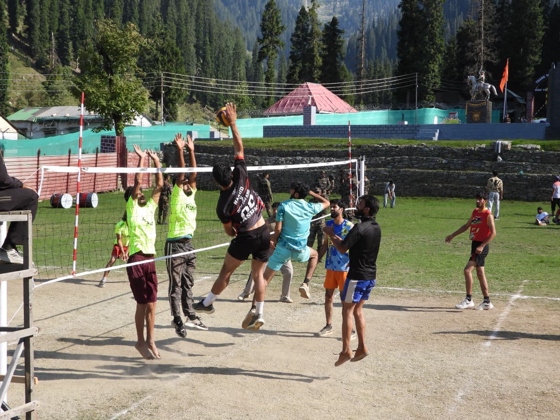 kupwarasentinel's tweet photo. Machhal Mela 2026 – Boys’ Volleyball Semifinals 🏐🏆
#IndianArmy
#MachhalMela2026
#Volleyball
#SportsForYouth
#MachilValley
#Kupwara 🇮🇳 https://t.co/xcO9LMHDd5