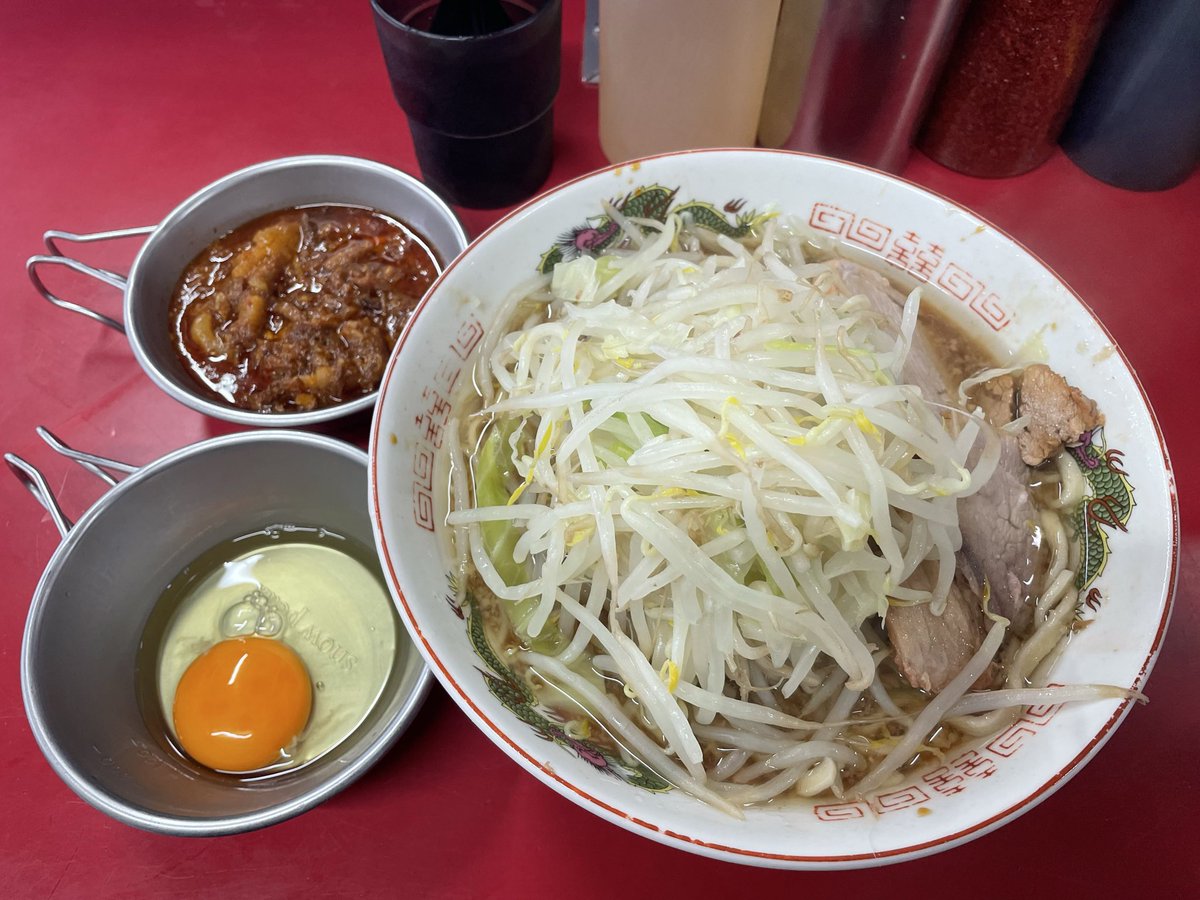 DShirouto's tweet photo. ラーメン二郎カウンター
16件目
湘南藤沢店　麺半分
キレッキレのスープが最高に美味い
ごちそうさまでした https://t.co/oUmkNBCQ7i