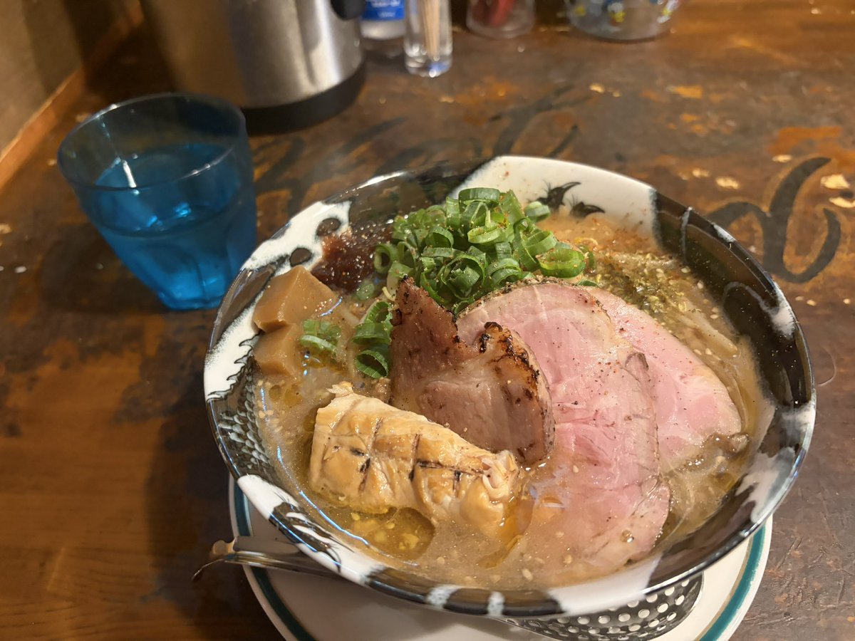 niconicodin's tweet photo. ずっと行ってみたかったラーメン屋
カモチャーシューとか乗ってて美味しかった https://t.co/bi2GzRuCu8