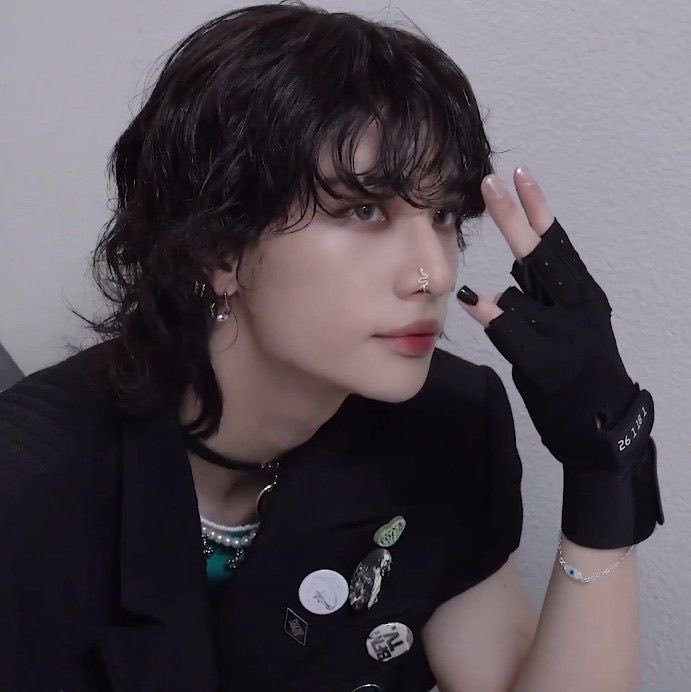 lixhwg's tweet photo. @planetarymoth So he paints his own nails &amp; wears skirts &amp; loves calling himself wife/girlfriend &amp; said he doesn’t want to be viewed as a high testosterone man  Also when he had to play a woman he literally just put his hair in a bun that was it https://t.co/qiUM7FJeYX