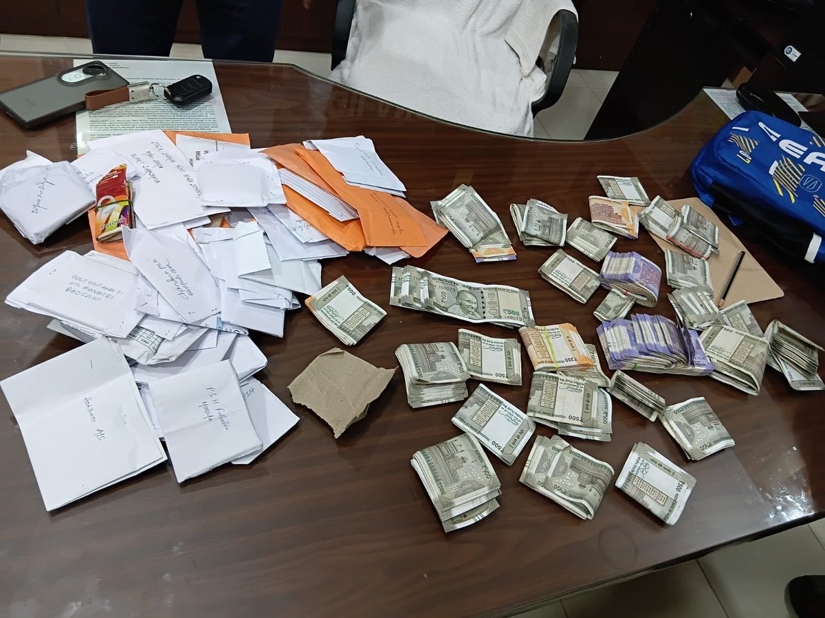 OdishaVigilance's tweet photo. Based on inputs reg collection of bribes from incharge of Ashram Schools &amp; SSD Hostels of SC/ST Dept in #Mayurbhanj Dist during ongoing audit, 2 auditors Prashant Kr Pradhan &amp; Pragyan Prakash Patra were nabbed by  #Odisha #Vigilance at #Baripada &amp; Rs.14.38 Lakh seized from them. https://t.co/V8c246C94N