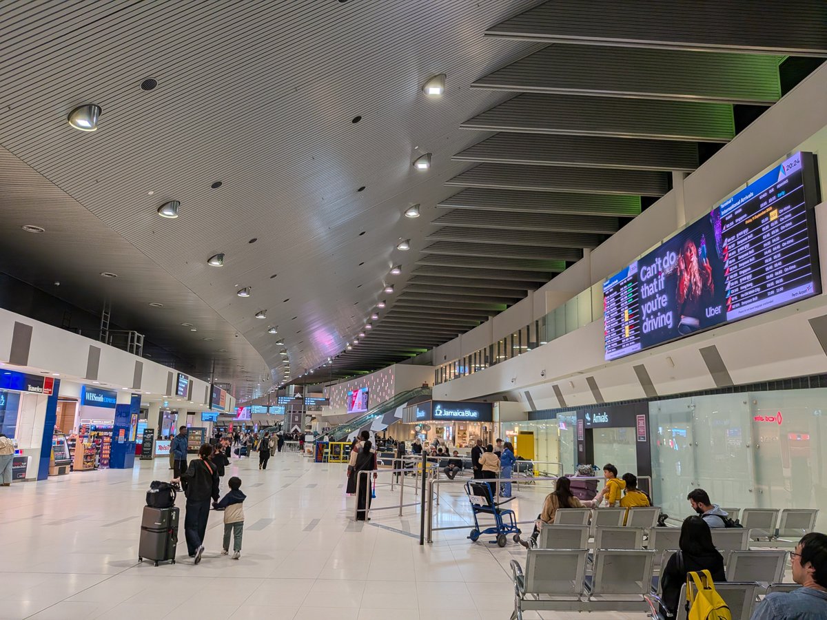 clione_rep2's tweet photo. パース空港に到着しました

検疫検査緊張しましたが何事も無く安心

Uberでホテルに向かいます https://t.co/ZI4d7zUQqi