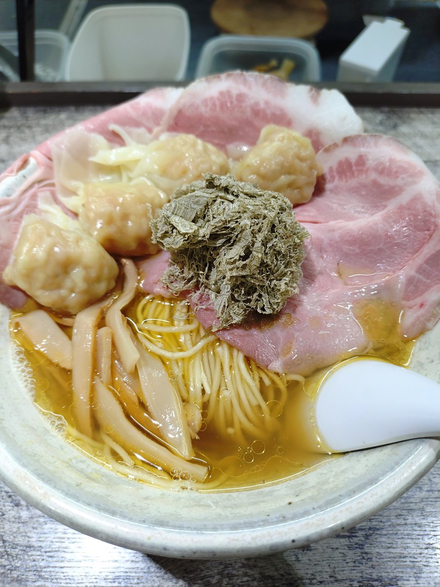 MenLoveGsan's tweet photo. 投稿するの忘れてた
麺食堂くにを＠国分寺　徒歩3分
食べたのはチャーシューワンタン塩ラーメン大盛
しっかり出汁も効いていて、とろろ昆布が絶妙
麺も細麺でいい感じ
是非食べて見て下さい https://t.co/E522QSEC3H