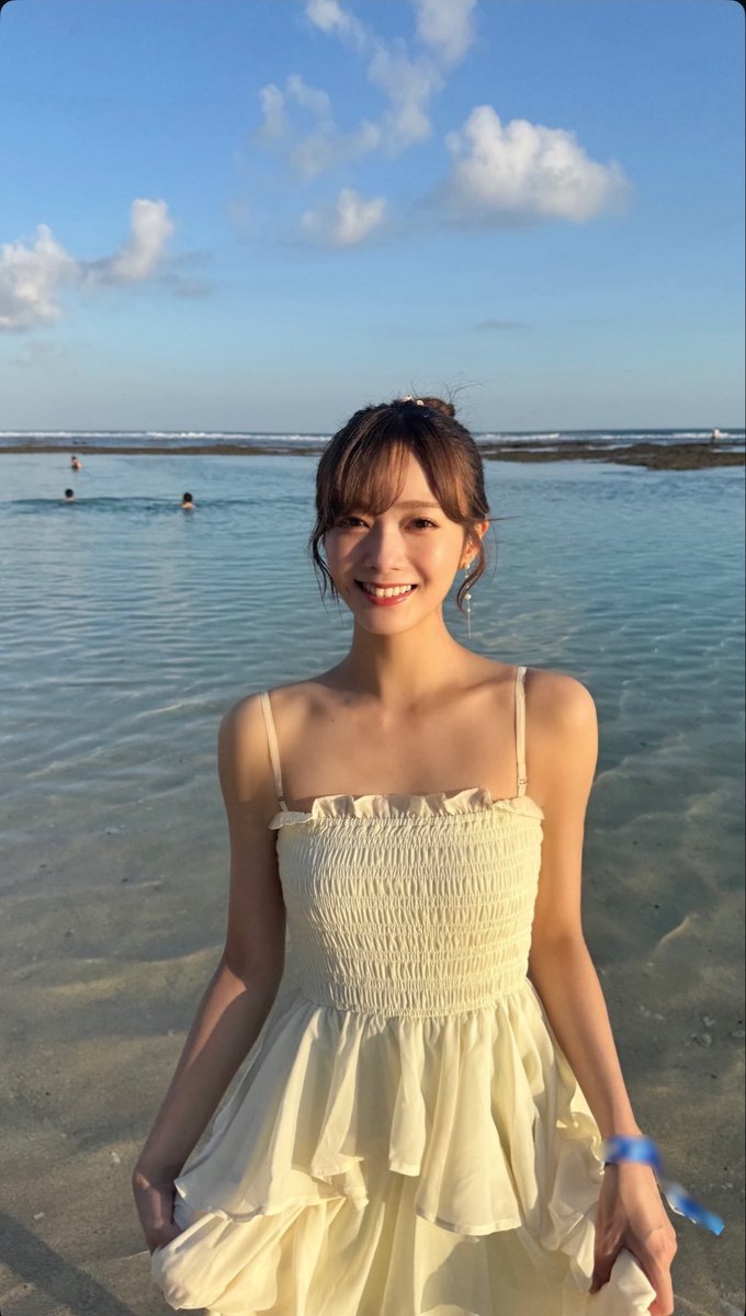 honochamuchu's tweet photo. やっぱ痩せてる子ってキャミワンピにカーディガンなんかいらないんだなって改めて思わされたので痩せます。あと肩というか鎖骨が輝いててほんま人間？なんか皮膚が光ってる。あと顔ちっさすぎ。 https://t.co/JjSrkQlKQQ