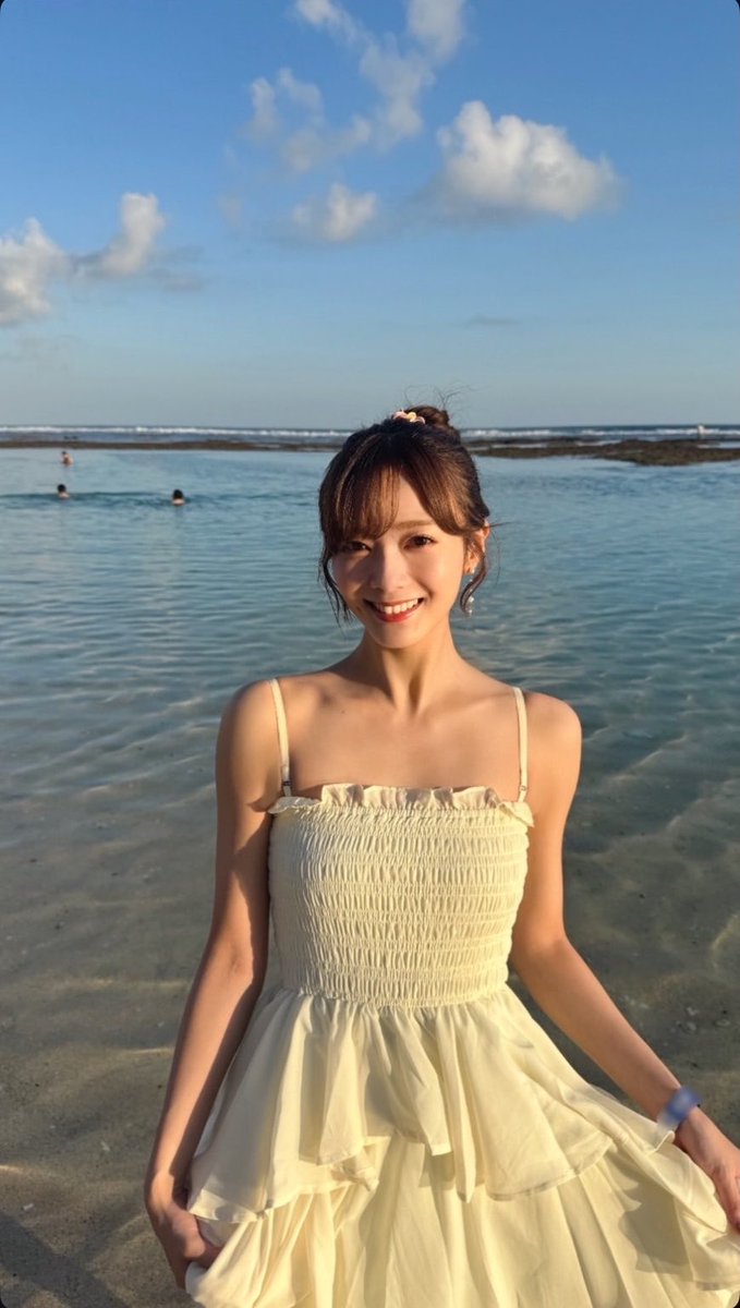 honochamuchu's tweet photo. やっぱ痩せてる子ってキャミワンピにカーディガンなんかいらないんだなって改めて思わされたので痩せます。あと肩というか鎖骨が輝いててほんま人間？なんか皮膚が光ってる。あと顔ちっさすぎ。 https://t.co/JjSrkQlKQQ