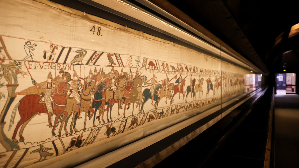 literaturamel's tweet photo. El Tapiz de Bayeux: bordado románico en lino con hilo de lana (s. XI). Mide 68,3 m × 0,5 m y usa 10 colores con puntos de cadeneta y refuite. Con sus 58 escenas sobre la invasión normanda de 1066, es la principal fuente iconográfica y militar de la Alta Edad Media. https://t.co/QzIcCqGv5S