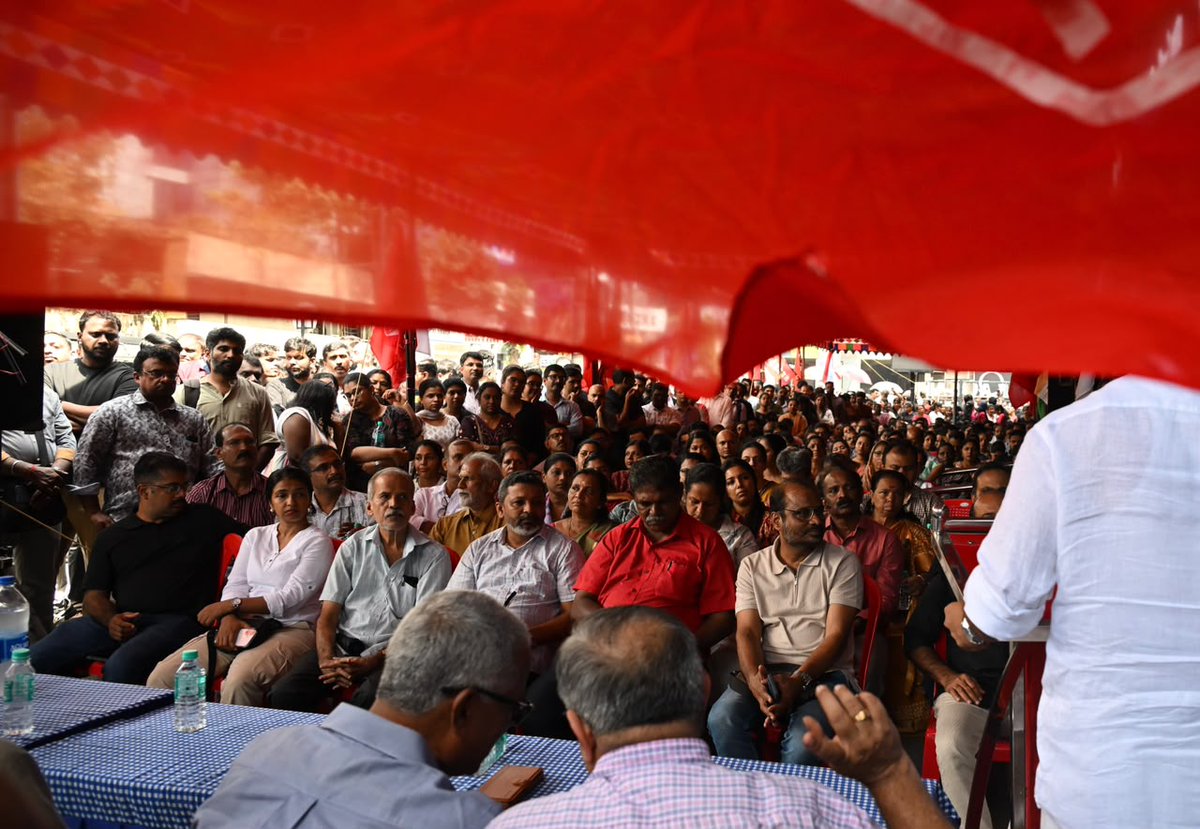 the_hindu's tweet photo. Bank employees participating in the strike stage a dharna in front of a State Bank of India branch in Kochi on Friday.
Photo : @KakkatThulasi https://t.co/podKETYYE8