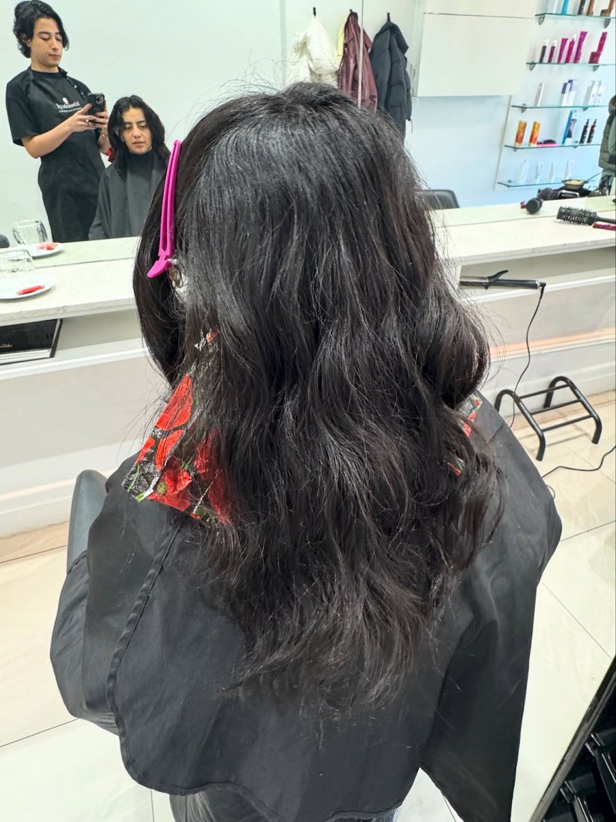 DorlaCookirgtz's tweet photo. This balayage gives you the perfect blend of depth and dimension—no bleach, just pure shine and softness. Ready to transform your look? Book your appointment now for your dream hair. https://t.co/TUsQBpkojV