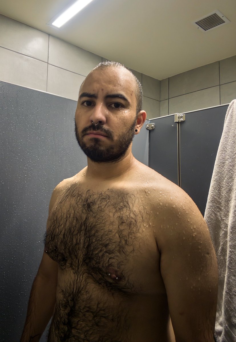 ZimmerPREM's tweet photo. Me bañé en el gimnasio xq Tijuana no tiene agua al parecer 

#tijuana #gay @VATOSTJ https://t.co/BDRkUkW594