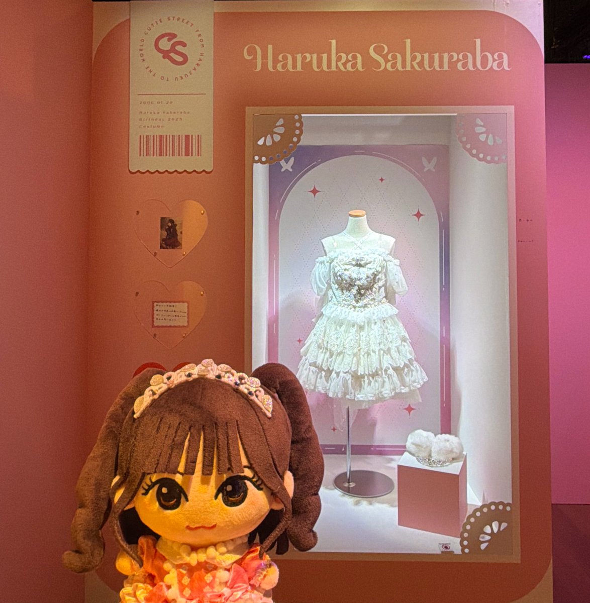 maru1780223's tweet photo. つーず展、かわいいで溢れてて楽しすぎた！
みんなの生誕衣装が豪華だしお姫様みたいで、この衣装を着こなせちゃうのってほんとにすごいなぁって感動しちゃった🥲きゅーすとはリアルお姫様だもんね👑*ﾟ

#CUTIESTREET
#きゅーすと
#つーず展 https://t.co/eHR83YPQ1o