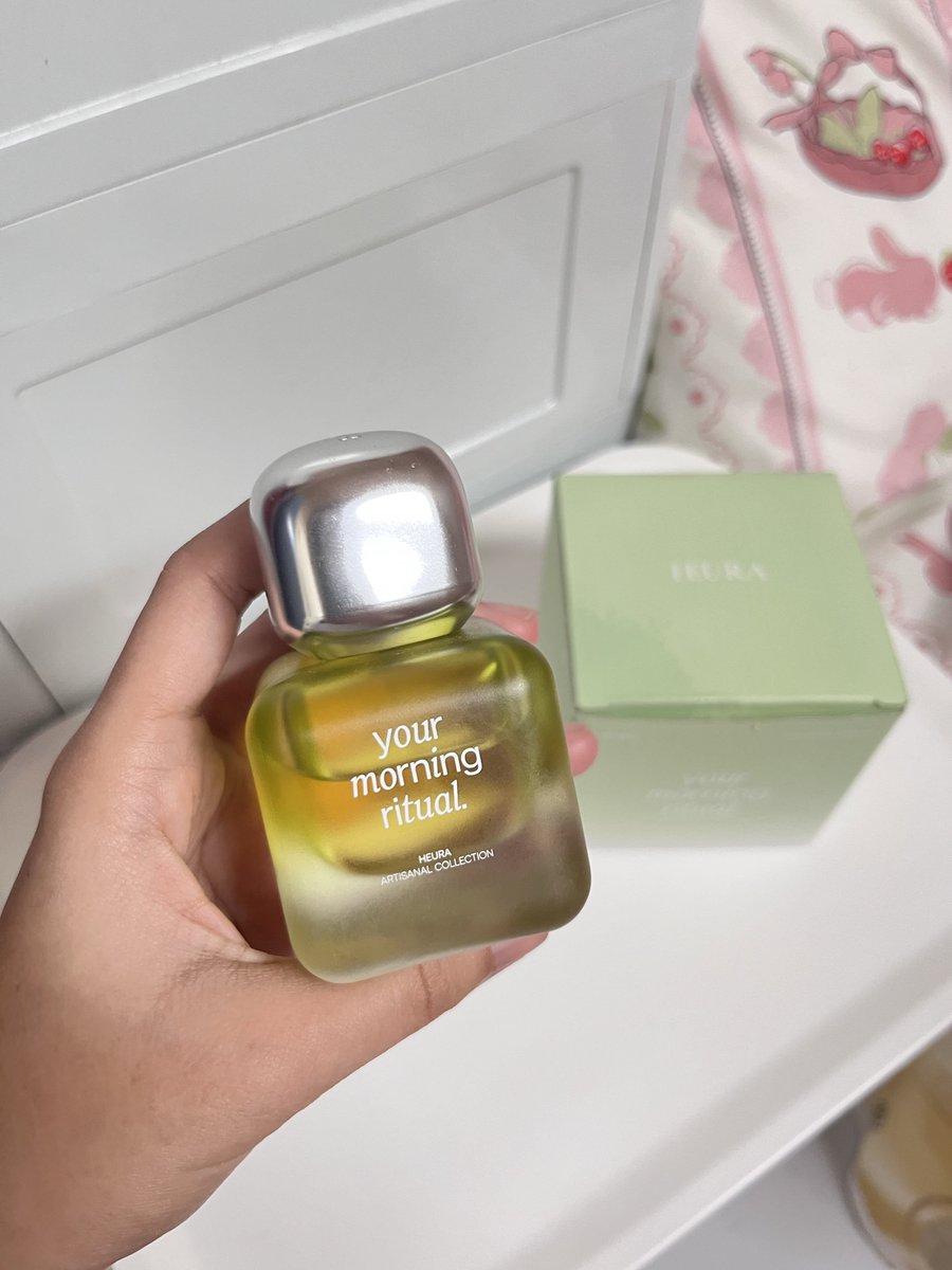 lostmochi's tweet photo. Ternyata “KUNTI CORE” bukan cuma satu tipe wangi 😭
Setelah scroll Threads sana-sini, aku nemu 4 parfum lokal yang vibes-nya masuk kategori ini, tapi karakter wanginya beda-beda:
Your Morning Ritual - Heura
Jatmika - Aamodini
Elea - HMNS x Tsana
Hers - Teratu https://t.co/0dMRd8MVQn