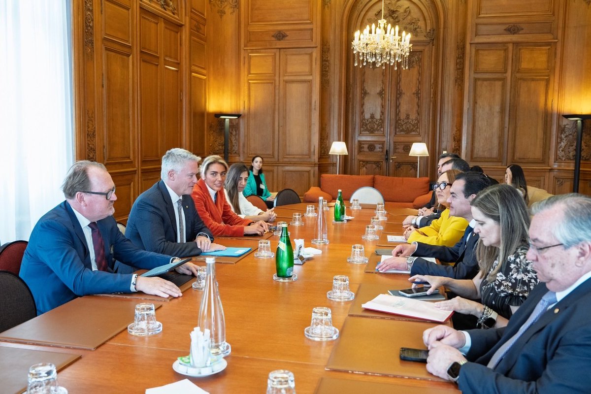 SilviaOECD's tweet photo. Ha sido un placer dar la bienvenida en la OCDE al Canciller @rramirezlezcano. La firma del Acuerdo de Privilegios e Inmunidades refuerza nuestra cooperación con Paraguay y facilitará el apoyo a su ambiciosa agenda de reformas. Un paso concreto basado en confianza mutua. 🇵🇾 https://t.co/rJq5HfLwpN