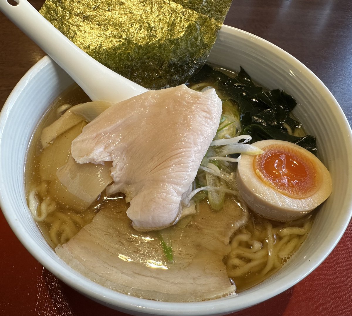 marumitsu333's tweet photo. ランチ仲間が居たんで、
気になってたラーメン食べに行くー
ランチのみの中華SOBA食べて
目からビームでた‼️
おかげで午後からの
会議に遅れちゃったよーw
#まるみつ #まるメシ #サラメシ
#鳥LABO2 #スープの旨味たっぷり
#猫様いた #ファンキーキャット https://t.co/rQzObZQPE7