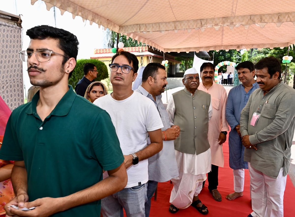 DIPRRajasthan's tweet photo. मतदान लोकतंत्र का पावन अवसर

सभी निर्भीक होकर अपने मताधिकार का प्रयोग करे - राज्यपाल श्री बागडे

राज्यपाल श्री बागडे ने नगर निकाय आम चुनाव के लिए मतदान किया

https://t.co/OMov7vno5V https://t.co/hM0Vww40Mj