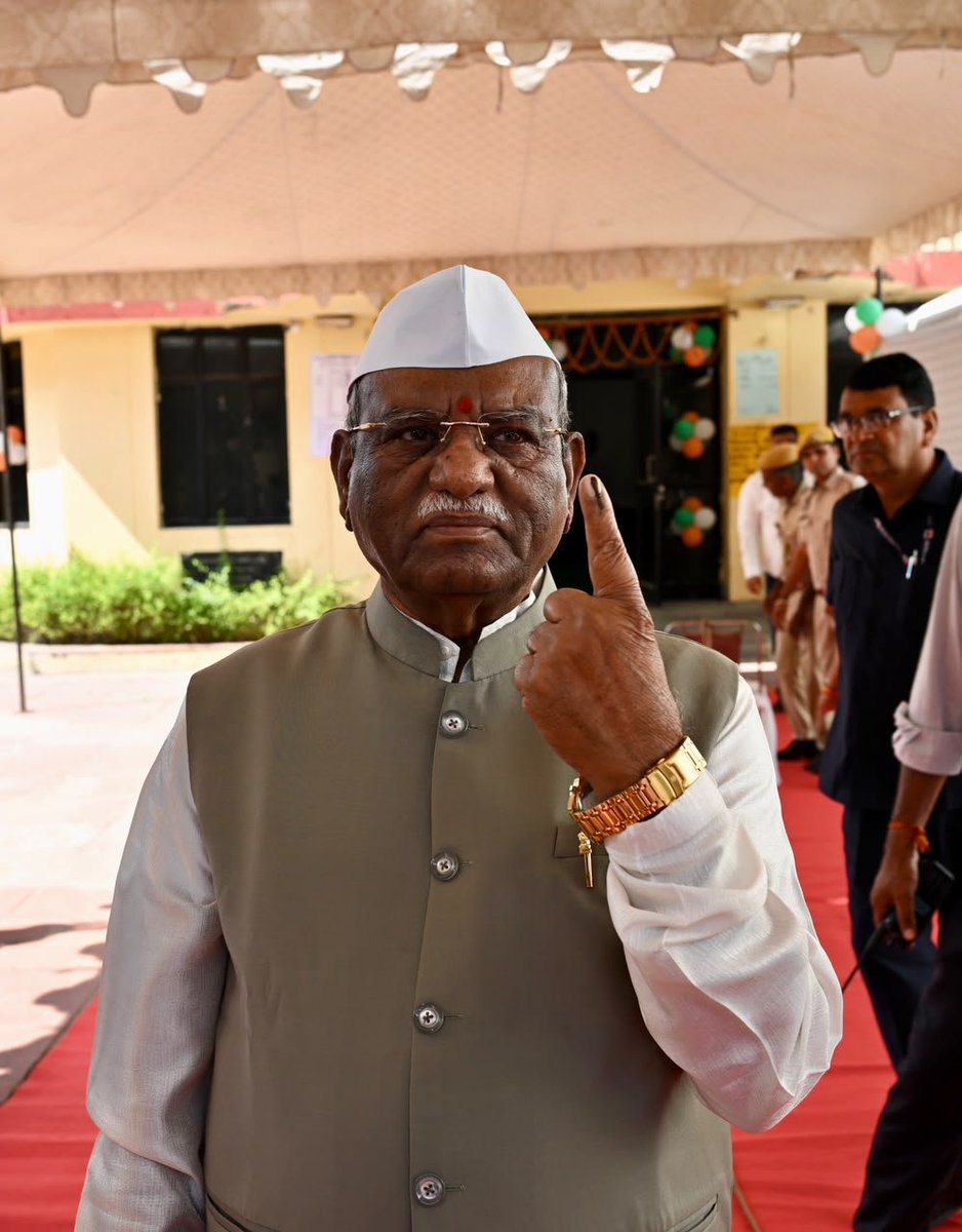 DIPRRajasthan's tweet photo. मतदान लोकतंत्र का पावन अवसर

सभी निर्भीक होकर अपने मताधिकार का प्रयोग करे - राज्यपाल श्री बागडे

राज्यपाल श्री बागडे ने नगर निकाय आम चुनाव के लिए मतदान किया

https://t.co/OMov7vno5V https://t.co/hM0Vww40Mj