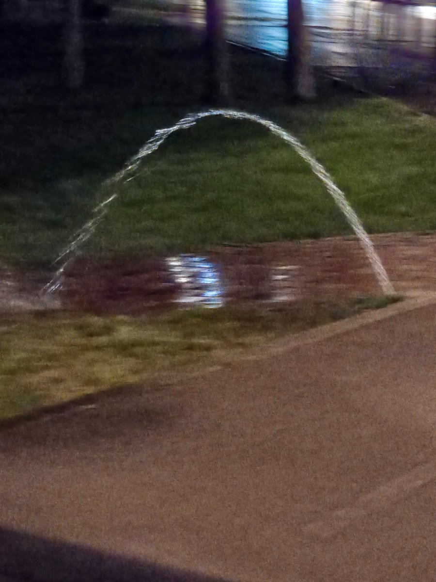 Oria87's tweet photo. @Ayto_Valdemoro Glorieta Raul Centeno con calle Guardia Civil

Ese "aspersor" lleva una semana tirando a chorro el agua. ¿Piensan arreglarlo o siguen tirando el agua? https://t.co/9bKIkS31BP