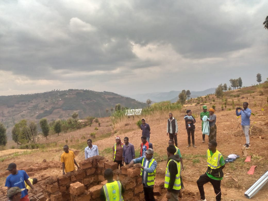 InRukomo's tweet photo. Ku wa 10 Nzeri 2026 urubyiruko rwo mu murenge wa RUKOMO mu karere ka @Gicumbi_Rwanda rwitabiriye umuganda wo kubakira ubwiherero umuturage utuye mu kagari ka MUNYINYA. Twifatanyije na umuyobozi ushinzwe imiyoborere mumurenge wa RUKOMO, n'Umuyobozi w'ikigonderabuzima cya Munyinya. https://t.co/KDFvGJfTGq
