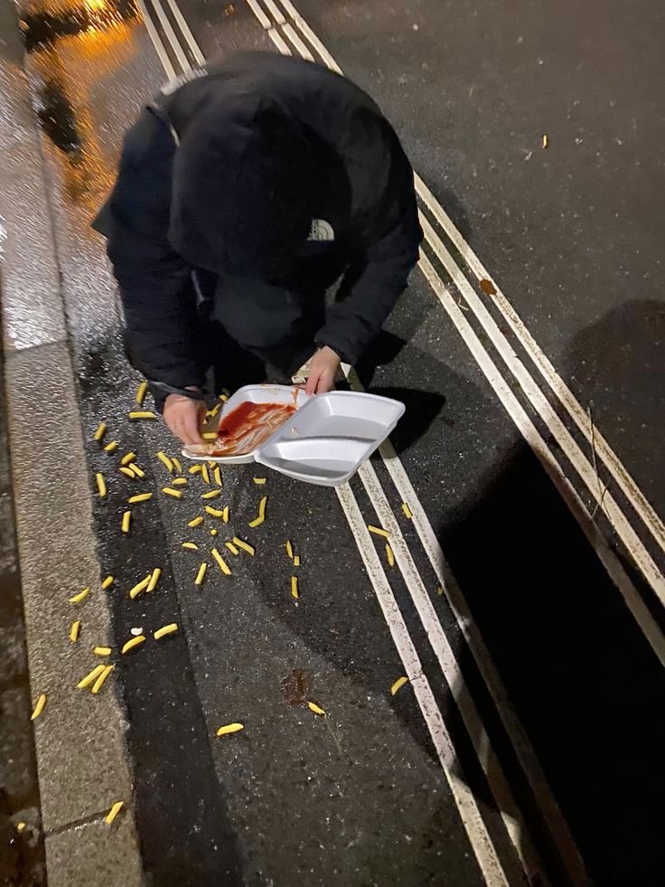yaaoarchive's tweet photo. se trajo las papas que sobraron y se le cayeron a media cuadra AJAJA https://t.co/cjSRire5Dm