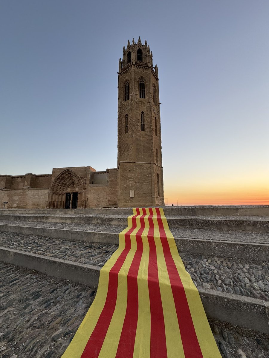 isa_bel_ramirez's tweet photo. Avui en vist sortir el sol des de la Seu Vella ! Bona Diada de Catalunya des del cor de #Lleida #bonadiada #eltemps3Cat @climadelleida https://t.co/f6QeBTdfLz