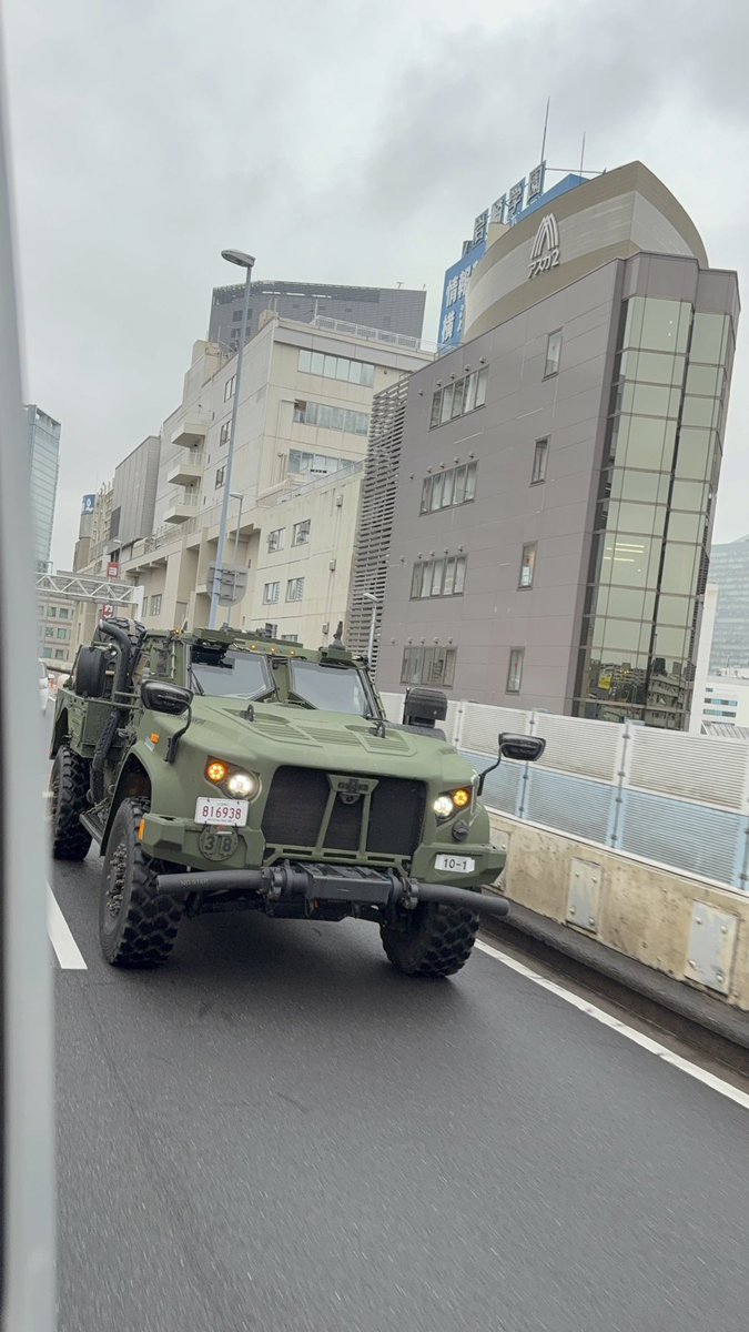 YOKOKAIHEI's tweet photo. 米海兵隊　
横浜ノースドックより富士キャンプへ車両輸送中！首都高東神奈川入口一般レーン廃止により渋滞中 https://t.co/12FeosjTxc
