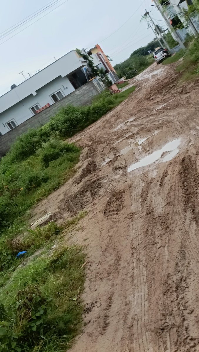 narendra9297's tweet photo. @dctellapur @SwachhBharatGov @swachhbharat @MoHUA_India @MoJSDDWS @tksreedevi @cdmatelangana @RoopaMishra77 @TelanganaCMO @revanth_anumula @TelanganaCMO Respected Sir, I am from Thanmaee Colony, Muthangi. There is NO proper road &amp; NO street lights from Muthangi Graveyard to RRS College. School buses get stuck, office cabs refuse to come. We are suffering badly at night. Plz resolve sir. https://t.co/H1hxRwjnme