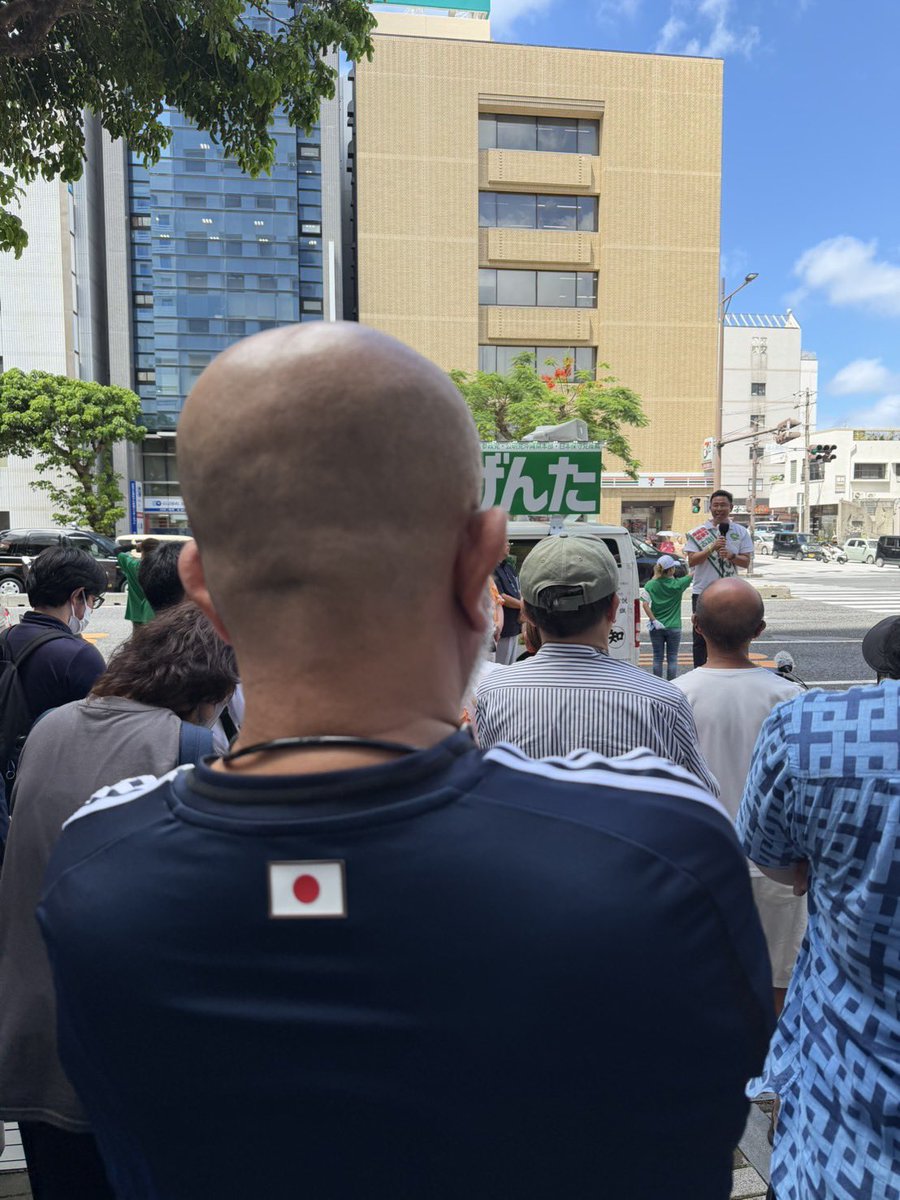 cafedecampnou's tweet photo. 注目の沖縄知事選挙
私には奥武山サッカー専用スタジアム計画推進
少しでもより良いスタジアムを一緒に考えてくれるかどうかが焦点
街頭演説に古謝げんた候補の話しを聞きに行ってきました。
挨拶してサッカー専用スタジアム計画推進をヨロシクお願いしますと伝える事ができた。
#投票行こう https://t.co/e8c3tkrbaH