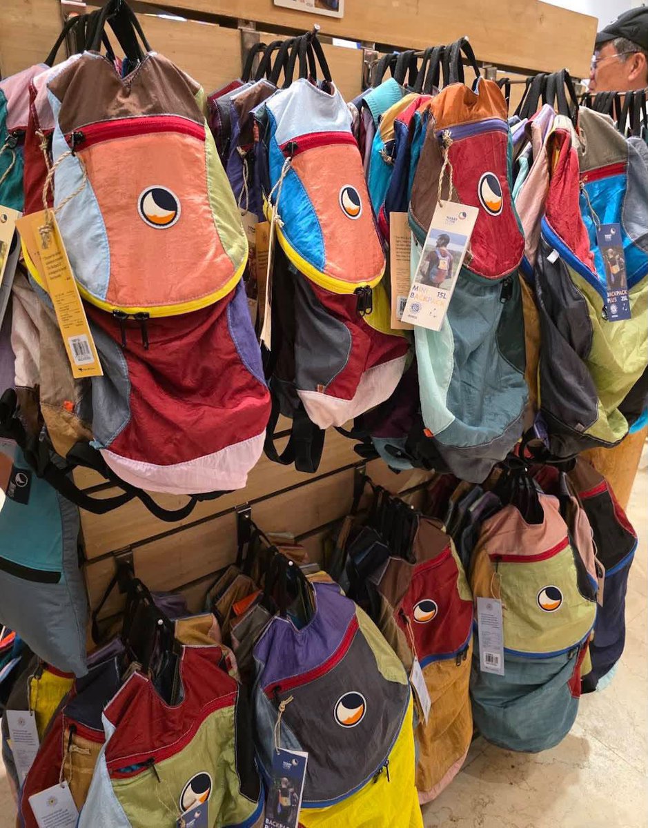 nadaeladela's tweet photo. Guys gue kira kemaren ada bule pake ini ikutan partai nasdem ternyata bukan wkwkwk.. dia pake backpack dari brand ini, logonya emg hampir mirip sih ✌🏻￼ https://t.co/EpOqriXMLR
