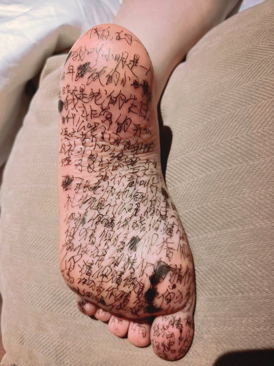 cairns_nol32906's tweet photo. 坏主人！痒死了！我真的超级努力的在忍着，好辛苦好痛苦！比绑起来挠痒痒痛苦多了！坏主人还故意假装写错字，一直画一个地方！疯掉了...... 
#tickle #tk #挠痒痒 #挠脚心 #bdsm #小狗日记 #情侣 https://t.co/5tiOAY6Oba