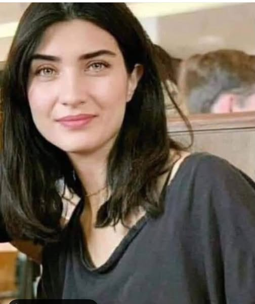 TOPRAK_2_'s tweet photo. NE OLDU BİZE?
İnek Şaban mesela…
Neydi acaba mezhebi?
Alevi miydi Belgin Doruk, Sünni miydi Ayhan Işık?
Kürt kökenli miydi, yoksa Çerkez miydi Sadri Alışık?
Şakayla karışık sormuyorum bunları…
Kaçımız biliyordu veya doğrusu hiç merak eden olur muydu, Sami Hazinses'in Ermeni olduğunu?
Türkan Şoray, Fatma Girik, Filiz Akın, Hülya Koçyiğit, dört yapraklı yonca… İster türbanlı ol, ister çarşaflı, saçlarını örtmedikleri için sevmeyen var mıydı onları?
Ömercik'e kahrolmayan Musevi, Ayşecik'e gözyaşı dökmeyen Rum var mıydı?
Hulusi Kentmen gibi dedesi olmasını kim istemezdi ki… Peki, hiç kimse düşündü mü bugüne kadar, Hulusi Kentmen'in umreye gidip gitmediğini?
Bizans'ı haşat eden Cüneyt Arkın yabancı düşmanı mıydı?
Hem Karaoğlan, hem Tarkan, yani Kartal Tibet neciydi?
Kaptan Ediz Hun, subay İzzet Günay, savcı Fikret Hakan, polis Ekrem Bora, şafak bekçisi pilot Göksel Arsoy, Jön Türkler'imiz… Osmanlı aleyhtarı mıydı?
Mirasını komple Mehmetçik Vakfı'na bırakan Zeki Müren, darbeci miydi?
Milli duygularımızı doruğa çıkaran efsane film “Bir Millet Uyanıyor”un görüntü yönetmeni Kriton İlyadis, hangi milletin uyanışını anlattı o filmde, Japon milletinin mi?
Emel Sayın'la Tarık Akan'ın şarkılar söyleyerek el ele dolaşmasına sevinmeyen…
Bıraktık mezhebi kökeni filan, Adile Naşit'i Münir Özkul'u sevmeyen insan, insan mıdır?
Siyah beyaz ama, rengarenk değil miydik?
Gençler, sorun büyüklerinize…
Şu veya bu ayrımı var mıydı mahallede?
Elbette farklı farklıydık ama, hepimiz değil miydik?
Birlikte üzülür birlikte sevinir, birlikte güler birlikte ağlamaz mıydık?
Lefter'e milli takım kaptanlığını mesela, Niko'ya ay yıldızlı formayı Lozan Antlaşması gereğince mi vermiştik?
Var mı o günleri özlemle iç çekerek anmayan?
Paylaş ki herkes okusun.