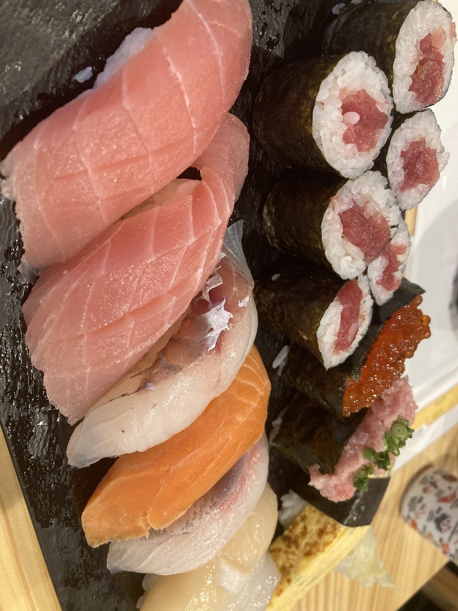 eco375's tweet photo. 箸置き、すごない？！笑
築地に買い出し行って見つけた
お寿司屋さん🍣
美味しかったぁ)^o^( https://t.co/bfCXbgUmyR