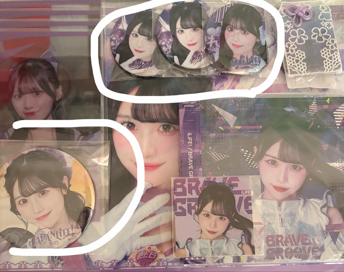 _xymkri's tweet photo. @imanogi98 囲んだものが缶バッジで、大きいものが去年の冬ツアーのもの、3つあるものの1番右が武道館のもの、他2つは今回のものとなります。 https://t.co/oHGbAfmo74
