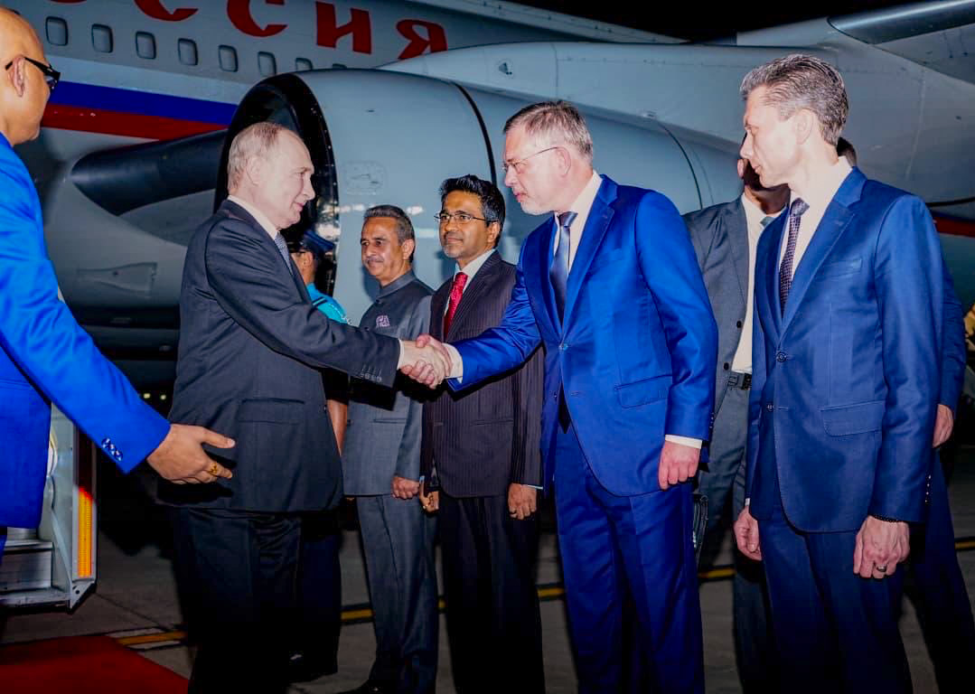 indiacom's tweet photo. Russian President Vladimir Putin descends from his aircraft upon his arrival to attend the 18th BRICS Summit, in New Delhi.
#BRICSSummit #BRICS2026 #newdelhi #VladimirPutin #IndiaRussiaRelations #icomeng https://t.co/6K8pNQ0BuW