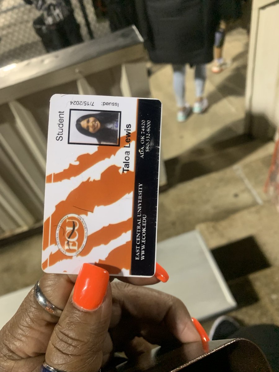 Lakeshaalix10j's tweet photo. #ecustudents ID WAS FOUD WHERE I WAS SITTING ON THE 40 Yard line left it on the front of the bleachers https://t.co/JlOYBUD32d