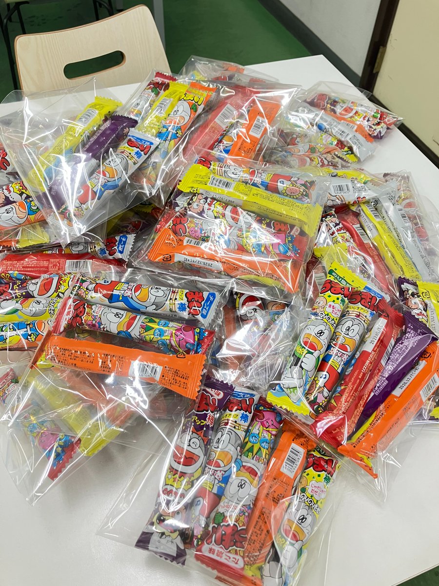 _mikalogi's tweet photo. 今日は社長・部長と一緒に、信金さん主催の勉強会へ✏️

とても参考になるアドバイスをたくさんいただき、その後のランチもより美味しく感じました😋💓

ランチ後は社長の買い出し（二木の菓子）に同行😃
スタッフみんなのおやつにうまい棒を購入し、社長自ら袋詰めまで🙏✨

のり塩味初めて見ました👀 https://t.co/DEgOk5E7rw